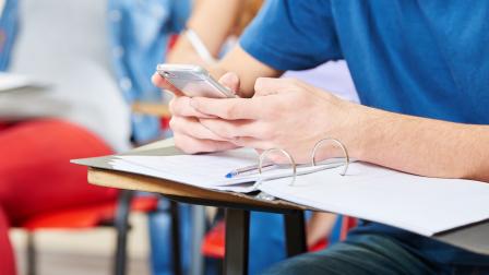 El Ministerio de Educación reguló el uso de celulares en las aulas de Ecuador