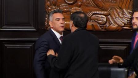 Gerardo Fernández Noroña y Alejandro Moreno protagonizaron una pelea en el congreso mexicano.