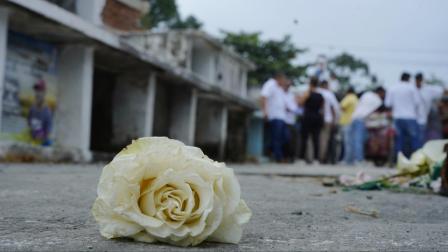 Una rosa cerca de la tumba de un menor que murió durante una balacera en El Empalme, en Guayas.