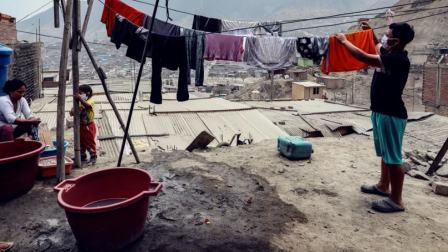 Habitantes del barrio "Los Jazmines" en Lima, Perú, extienden sus ropas recién lavadas.