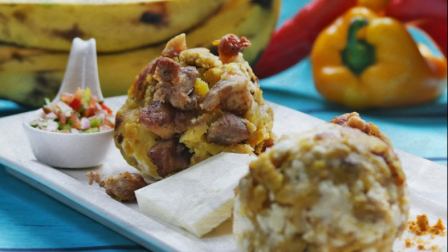 El bolón es un plato emblemático de la gastronomía ecuatoriana que tiene como protagonista al verde, el queso y el chicharrón.