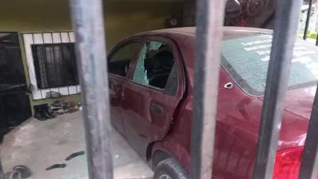 Así quedó el vehículo en el garage de la casa de la familia asesinada en Flor de Bastión, en Guayaquil.