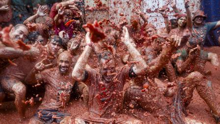 Con una munición festiva de 120 000 kilos de tomate, Buñol se sumerge un año más en su Tomatina, una de las fiestas españolas más internacionales, con 22.000 participantes.