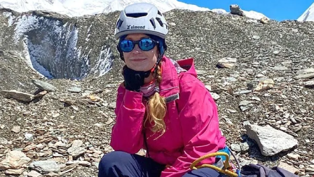 La alpinista rusa, Natalia Nagovitsyna, quedó atrapada en su descenso en el Pico Pobeda, en Kisguistán.