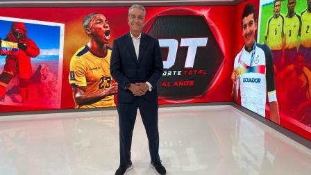 Alfonso Laso presentador de Deporte Total por la señal de Teleamazonas.