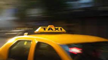 Un taxista fue interceptado por hombres armados luego de retirar dinero de un banco.