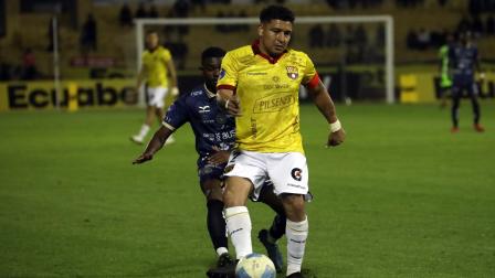 Mario Pineida, de Barcelona, controla el esférico ante la marca de un jugador de Cuenca Juniors, en el partido de la Copa Ecuador.