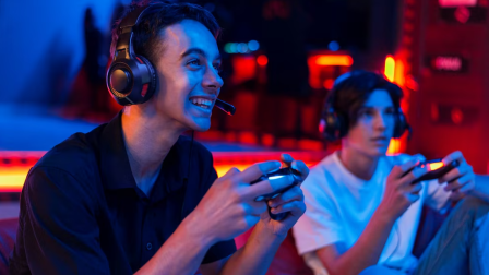 Miles de personas en el mundo pasan varias horas frente al computador disfrutando sus videojuegos favoritos.