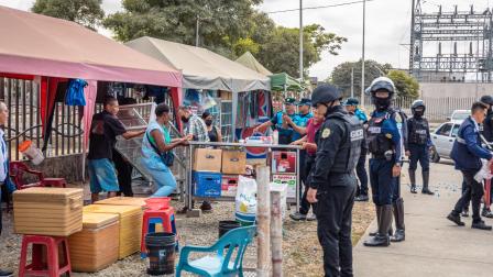 Personal municipal desalojó a comerciantes que vendían medicinas sin control.