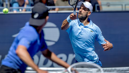 Djokovic volea durante el partido contra Svajda.