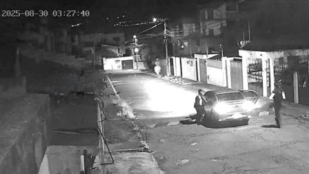 Cámara se seguridad captó un hecho confuso en el sector de Cotocollao, en el norte de Quito. Una persona murió y dos policías fueron detenidos.