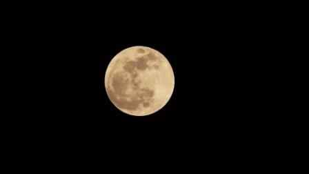 la 'Luna de Cosecha' vista desde Ecuador.