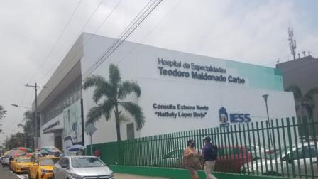 Médicos residentes del Hospital Teodoro Maldonado Carbo fueron hallados con licor al interior de la institución.