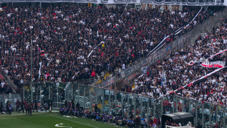 Un hincha murió en el superclásico del fútbol chileno.