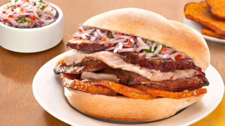 El pan con chicharrón es un desayuno típico en Perú.