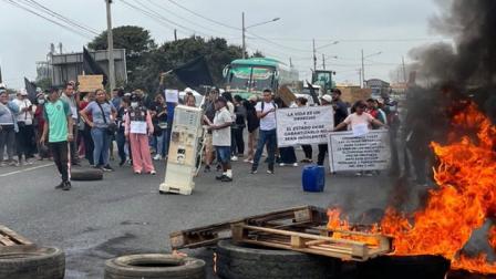 Pacientes renales bloquearon la vía Babahoyo - Juján para exigir al Gobierno el pago a las dializadoras.