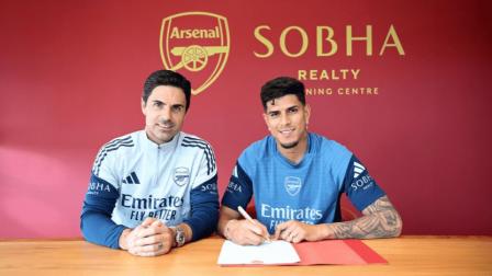 Mikel Arteta, entrenador de Arsenal, y Piero Hincapié, en la firma del contrato. Es el primer ecuatoriano en incorporarse al cuadro 'gunner'