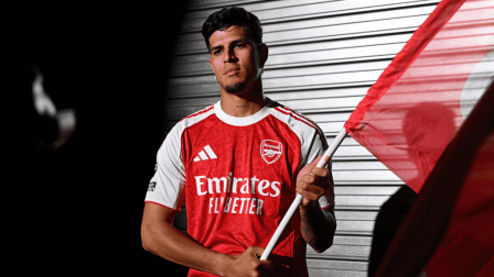 Piero Hincapié flamea la bandera del Arsenal de Londres.