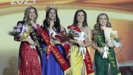 Doménica Jarrín, reina de Quito 2024-2025, y su corte de honor el día de la elección.