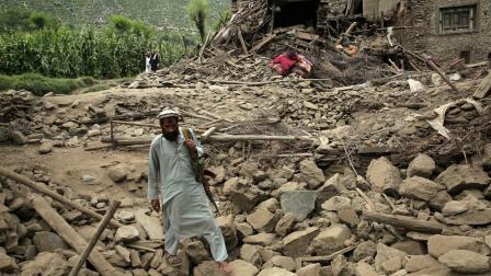 Un hombre camina en medio de escombros tras el destructivo terremoto registrado en Kunar, Afghanistan.