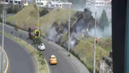 Cuerpo de Bomberos atienen un incendio en el norte de Quito.