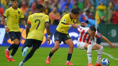 Kendrya Páez intenta arrebatar el esférico a Miguel Almirón de Paraguay, en el partido jugado en octubre del 2024 en el estadio Rodrigo Paz Delgado.