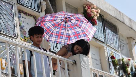 Personas visitan el cementerio de San Diego en el Centro Histórico de Quito.