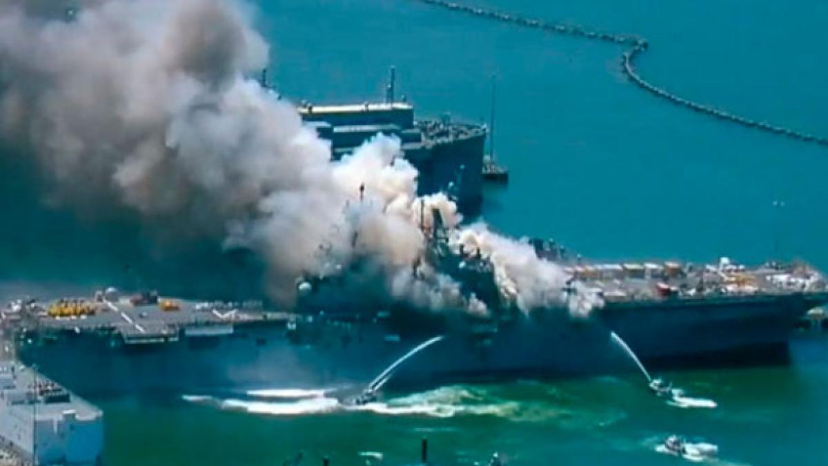 Incendio en un buque de la Armada de EE.UU.