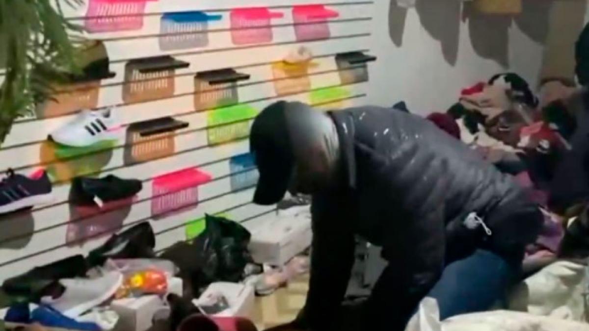 Dos delincuentes detenidos mientras robaban un local comercial
