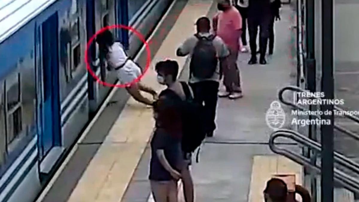 ¡Impactante video! Mujer se desmaya, cae a las vías del tren y se salva ...