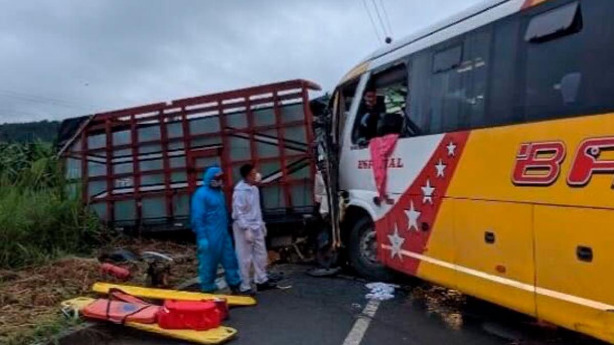 Tres muertos y 30 heridos en accidente entre un bus y un camión
