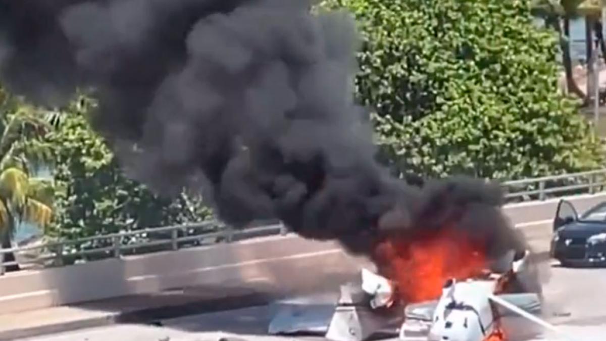 Avioneta se estrella con un automóvil en un puente de Miami