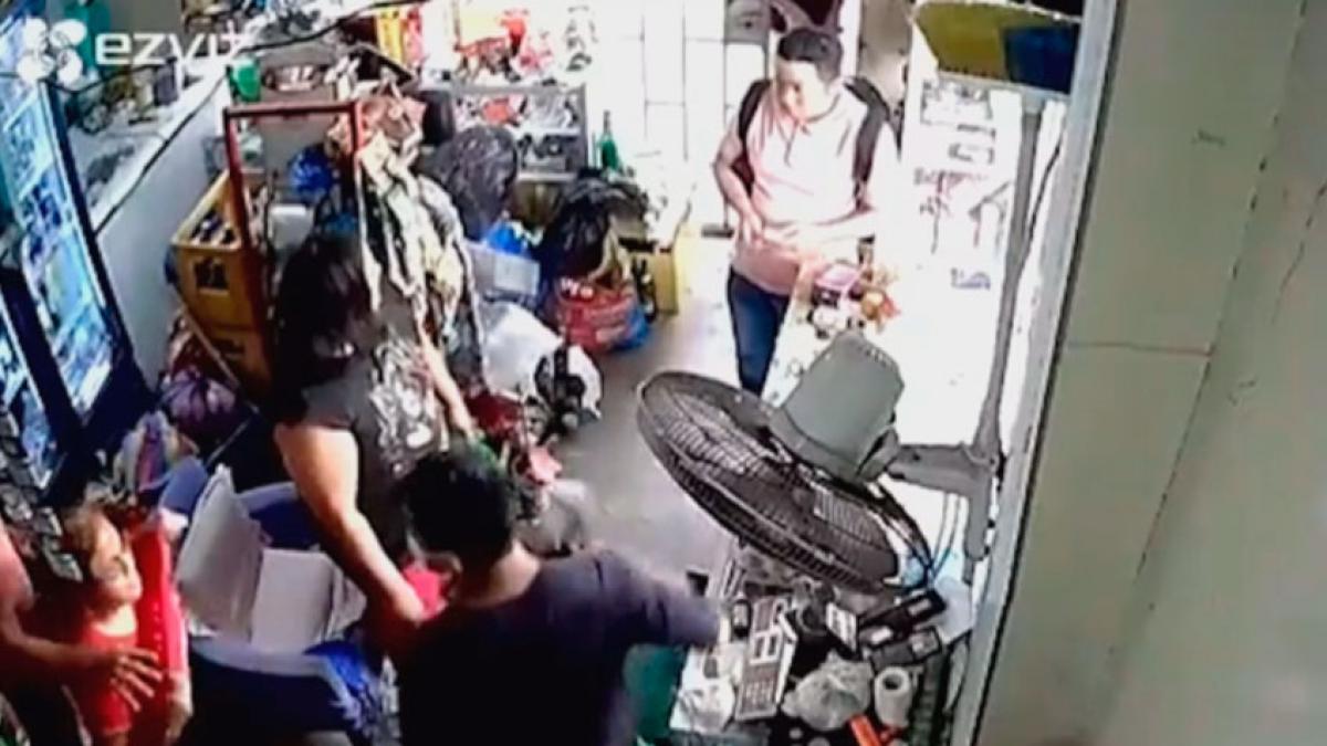 Cámara capta asalto a clientes en local comercial de Guayaquil