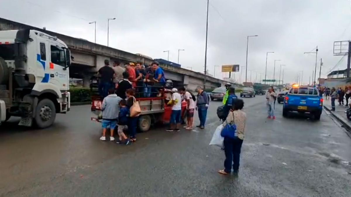Caos vehicular en Guayaquil por falta de transporte público