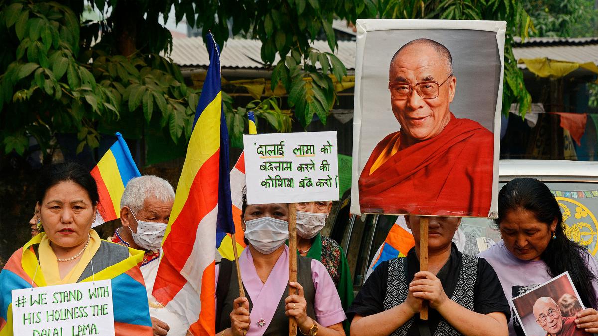 Tibetanos se manifiestan en París en apoyo al Dalái Lama tras video ...