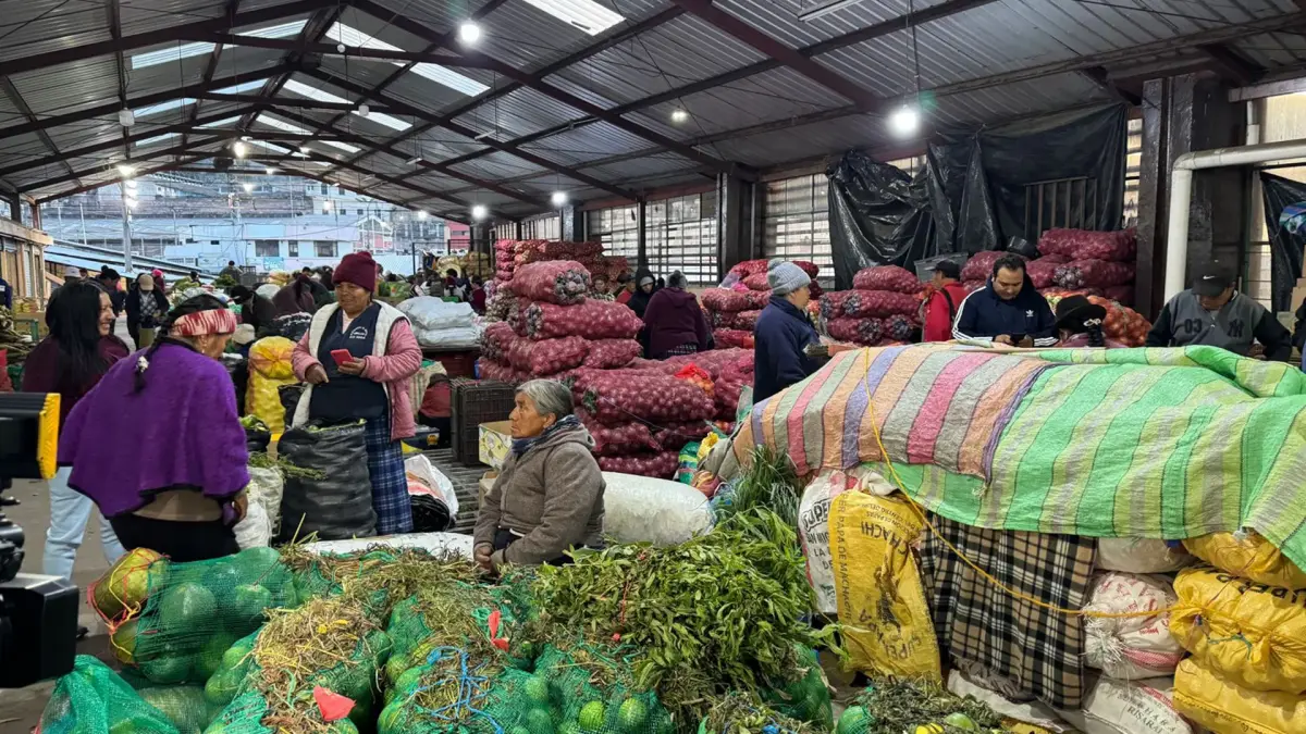Autoridades realizan operativo de control de precios en mercados de Quito