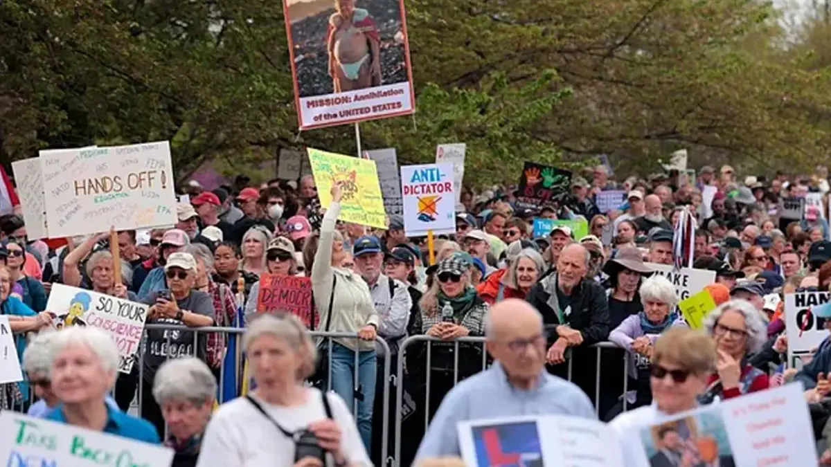 Manifestantes protestan contra los recortes de Trump y Musk en Estados ...