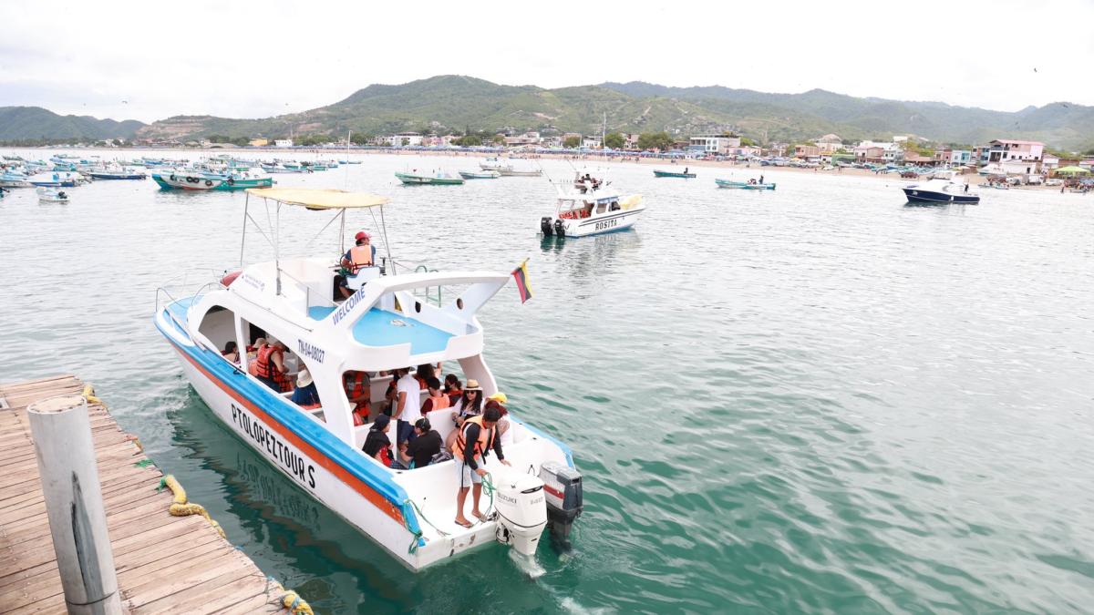 Embarcación de pesca se vuelca tras choque con una lancha de pasajeros cerca de Puerto Villamil