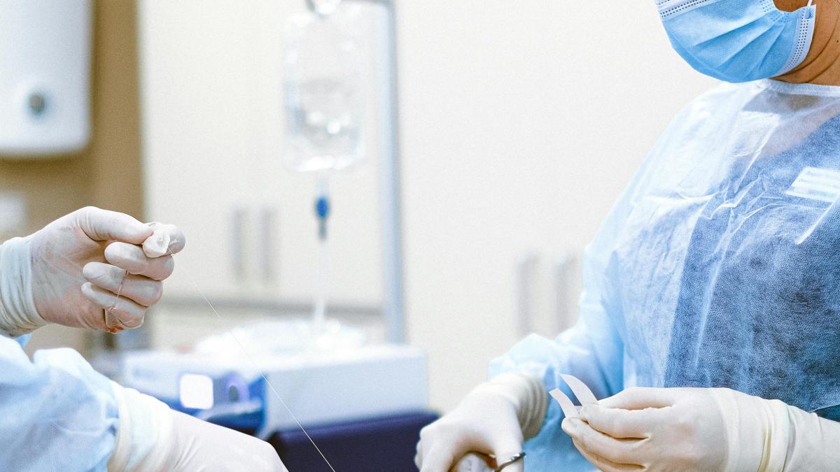 Revolucionaria cirugía plástica en Quito mejora la salud del tórax.