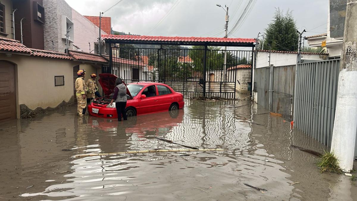 Fuerte lluvia inundó sectores de Cuenca; una quebrada se desbordó en ...