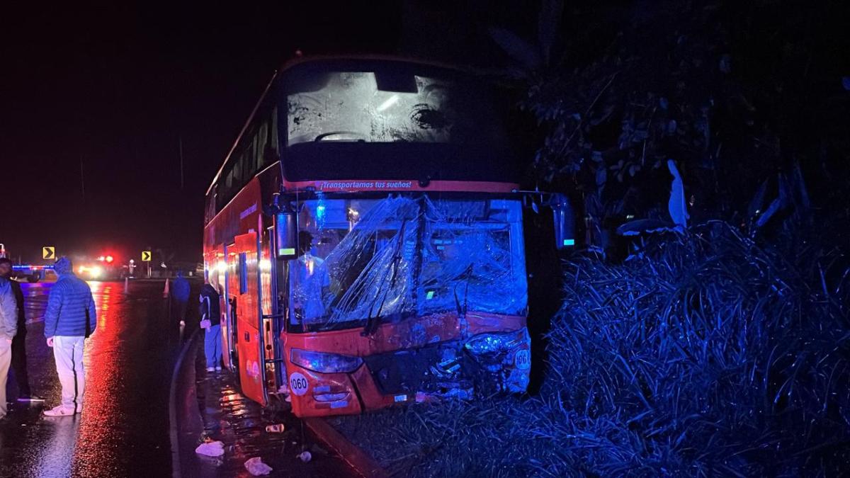 Choque entre un bus y una camioneta deja un fallecido en la vía Alóag ...