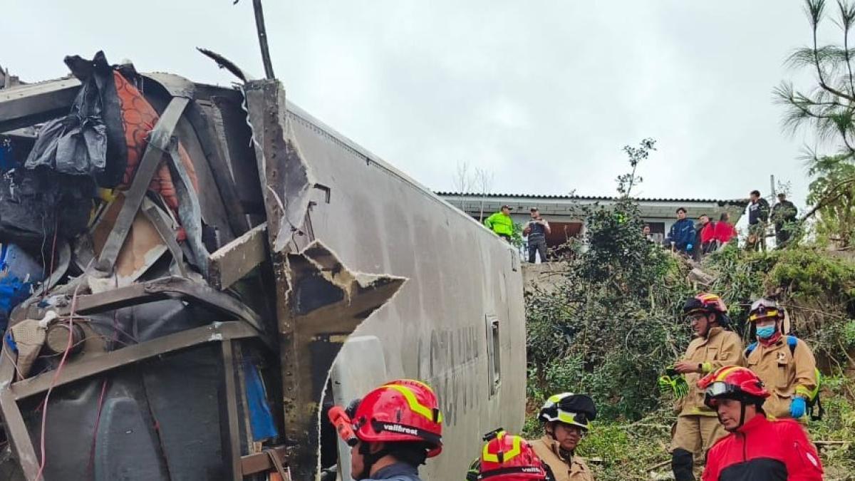 Confirman muertos y heridos tras volcamiento de un bus en Azogues este ...