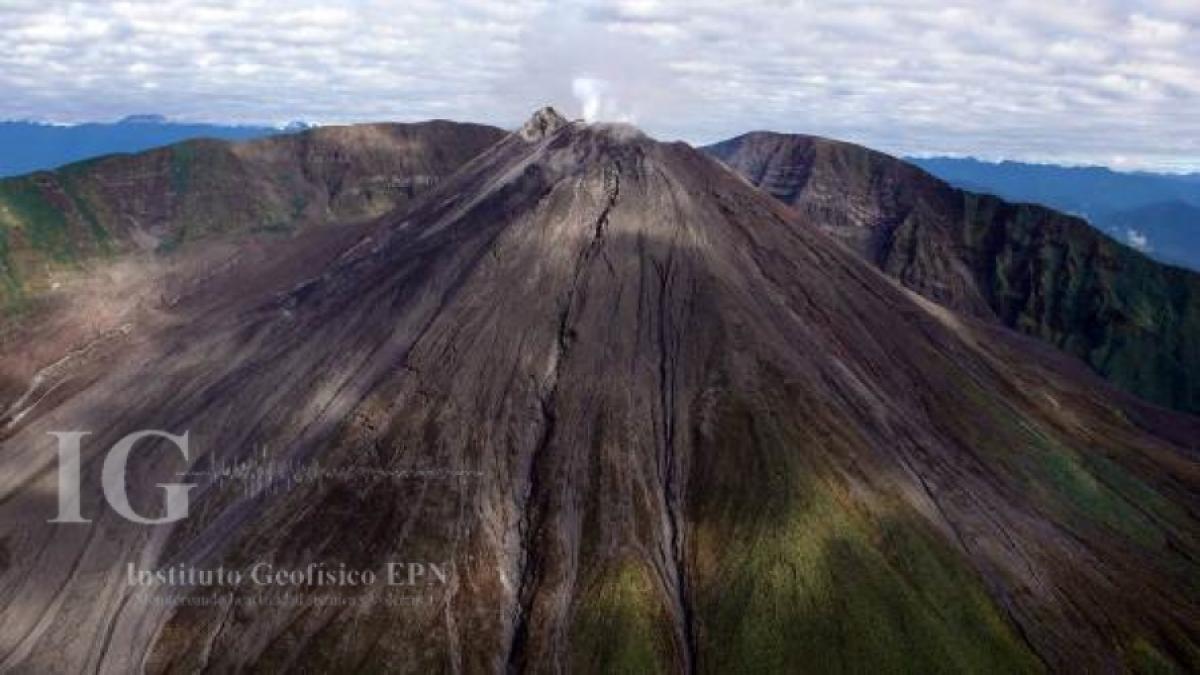 El volcán Reventador expulsa lava y material piroclástico a 700 metros sobre el cráter — image 2