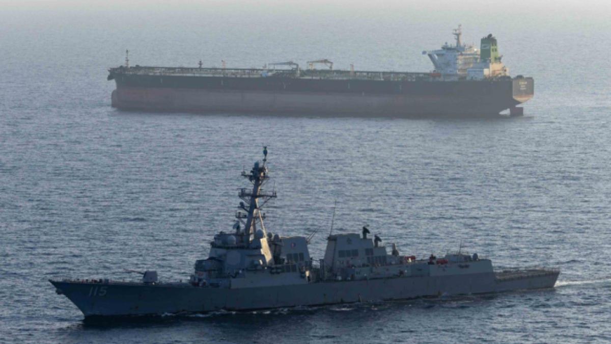 Tensión en el Estrecho de Ormuz: Irán afirma ataque a buque de EE.UU. y  Washington lo niega