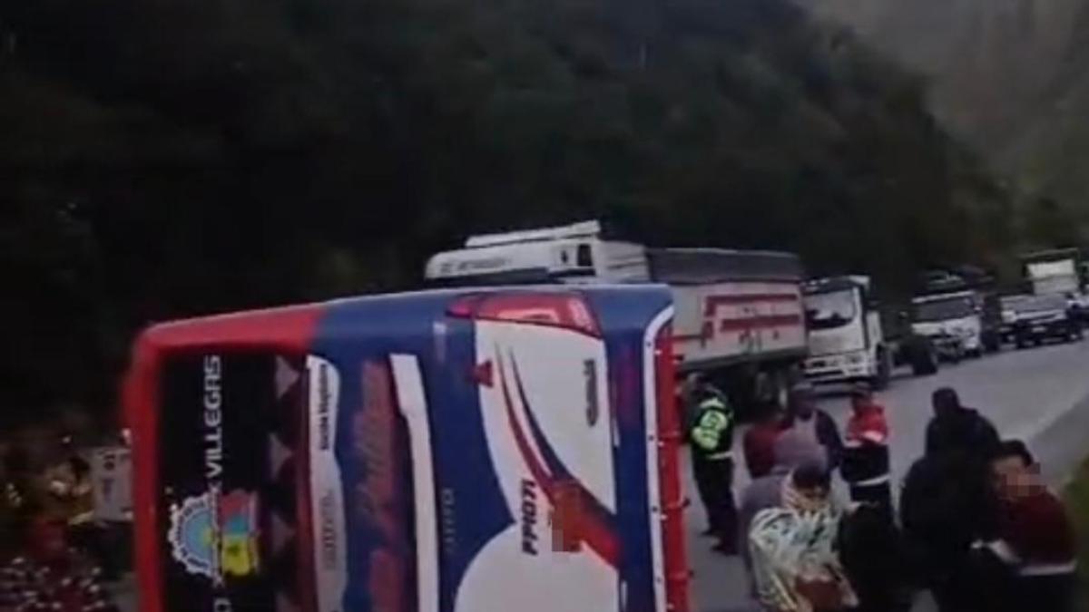 Cuatro muertos y 13 heridos tras volcamiento de un bus en la vía Colta