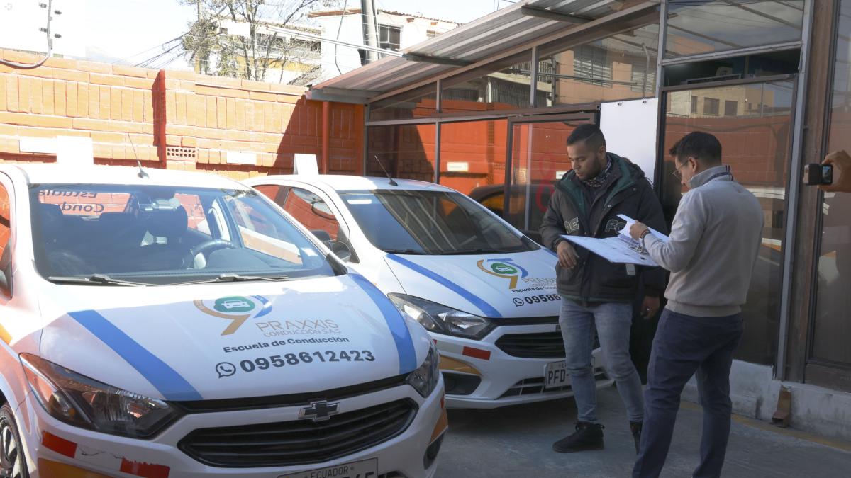 В Кито антимонопольная служба провела проверку частной автошколы Praxxis