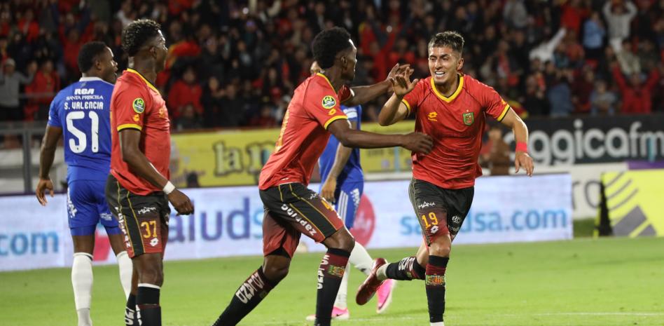 Deportivo Cuenca se impone ante Emelec con un doblete de Melvin Díaz