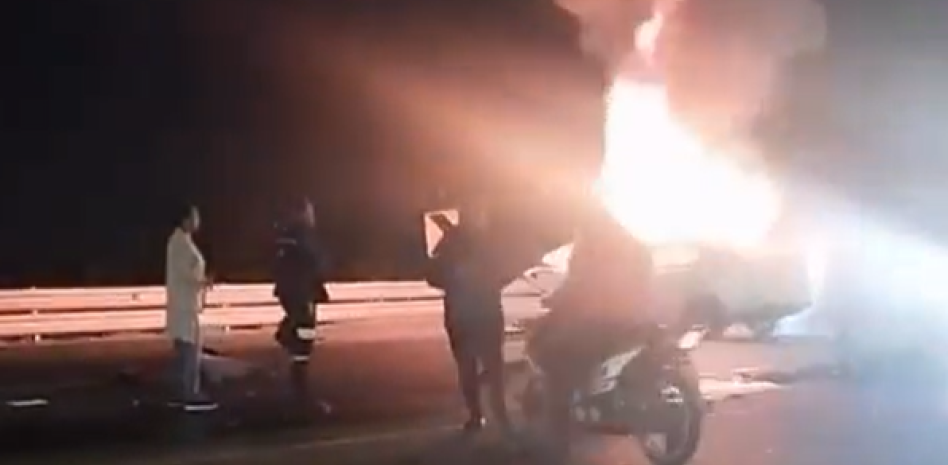 Choque frontal e incendio vehicular provocan el cierre de la vía a Daule en Nobol